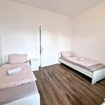 Worker's In L1-4 Apartahotel