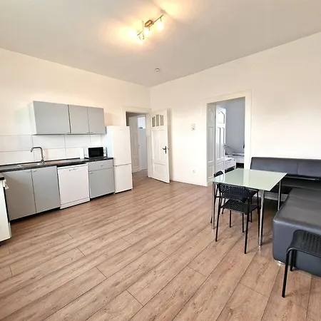 Worker's In L1-4 Aparthotel